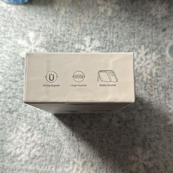 MagCube - 10,000 mAh Charger w/ Magnetic Snap on Function - Wireless Charger - Picture 3 of 4